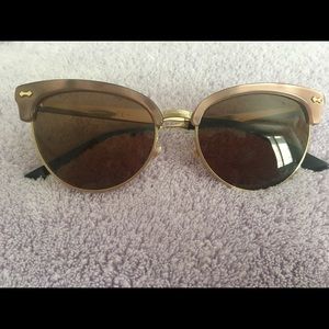 Gucci sunglasses w/ accompanying sunglasses case